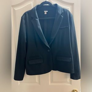 Black blazer with one close button